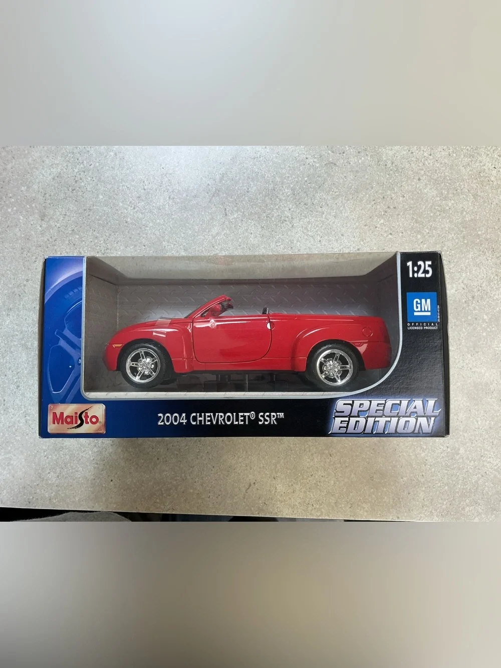 Maisto 1:25 Special Edition 2004 Chevrolet SSR Toy Car - Red